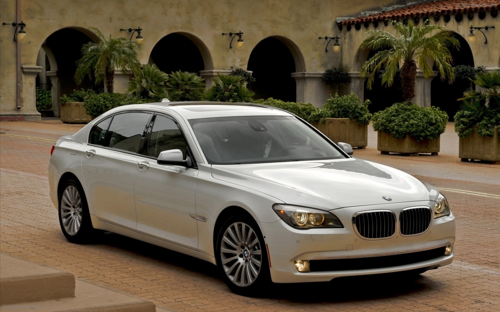 tim-hieu-thong-tin-xe-cuoi-bmw-750i