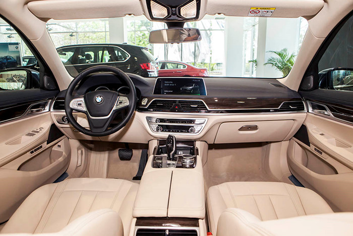 tim-hieu-chi-tiet-xe-cuoi-bmw-730li